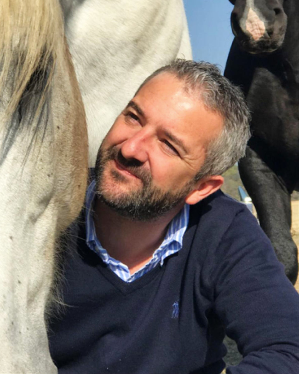 Picture of Alexandre Bain amid a couple of horses